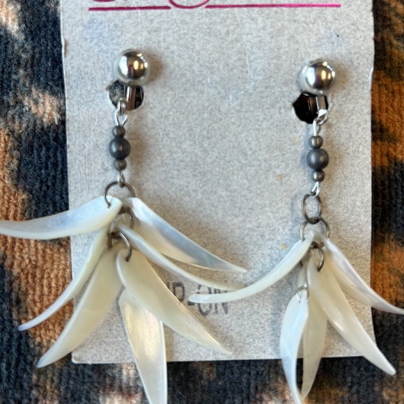 *NWT* Shell Dandle Clip-On Earrings - Picture 2 of 4